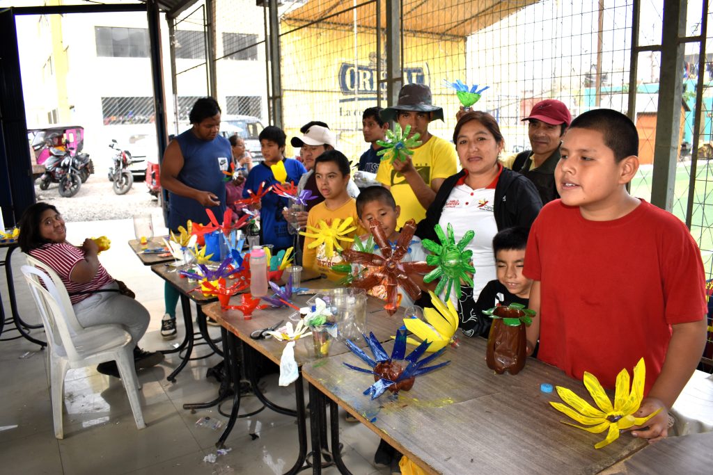 Taller presencial de Flores con botellas de plástico para decorar nuestros espacios en niños, niñas y adolescentes con discapacidad